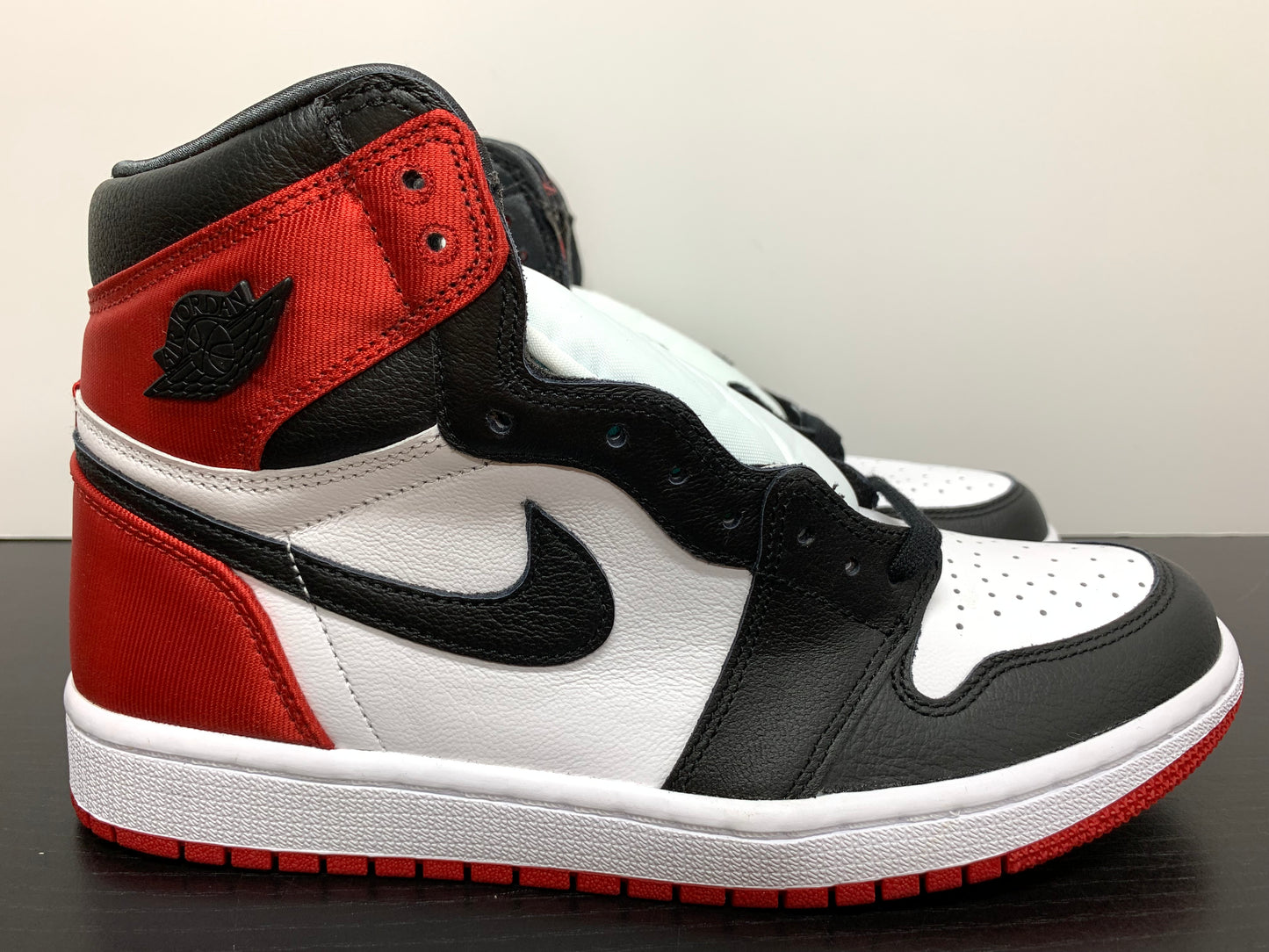WMNS Nike Air Jordan 1 Satin Black Toe