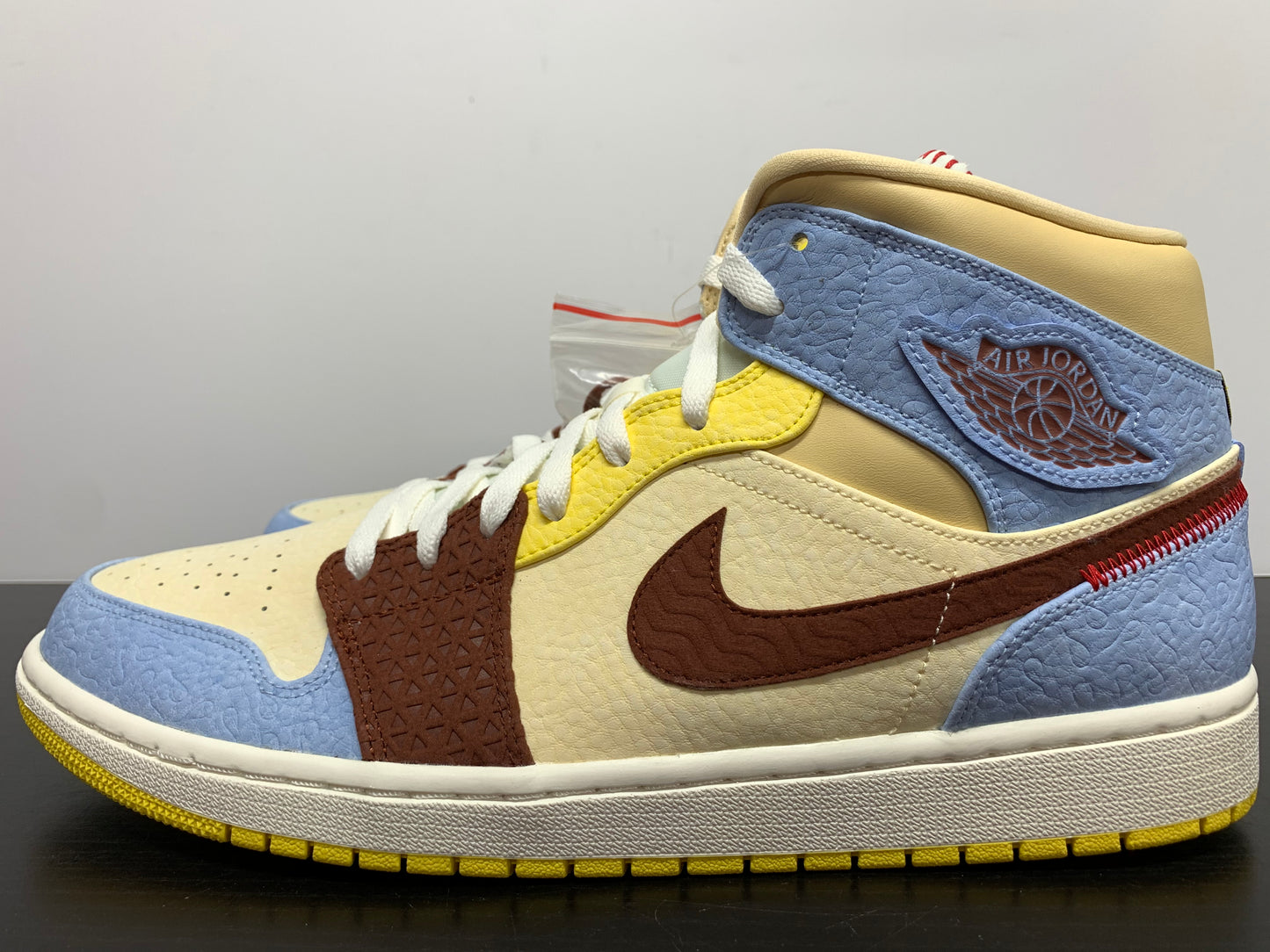 Nike Air Jordan 1 Mid SE Fearless Maison Chateau Rouge
