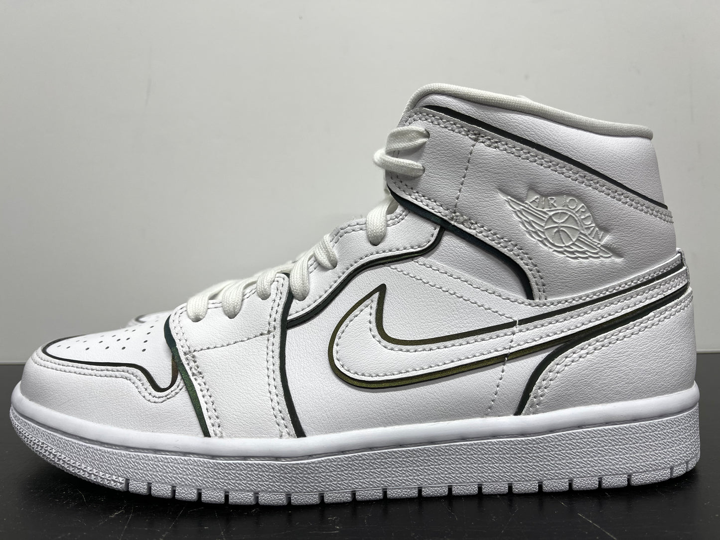 WMNS Nike Air Jordan 1 Mid SE Iridescent Trim