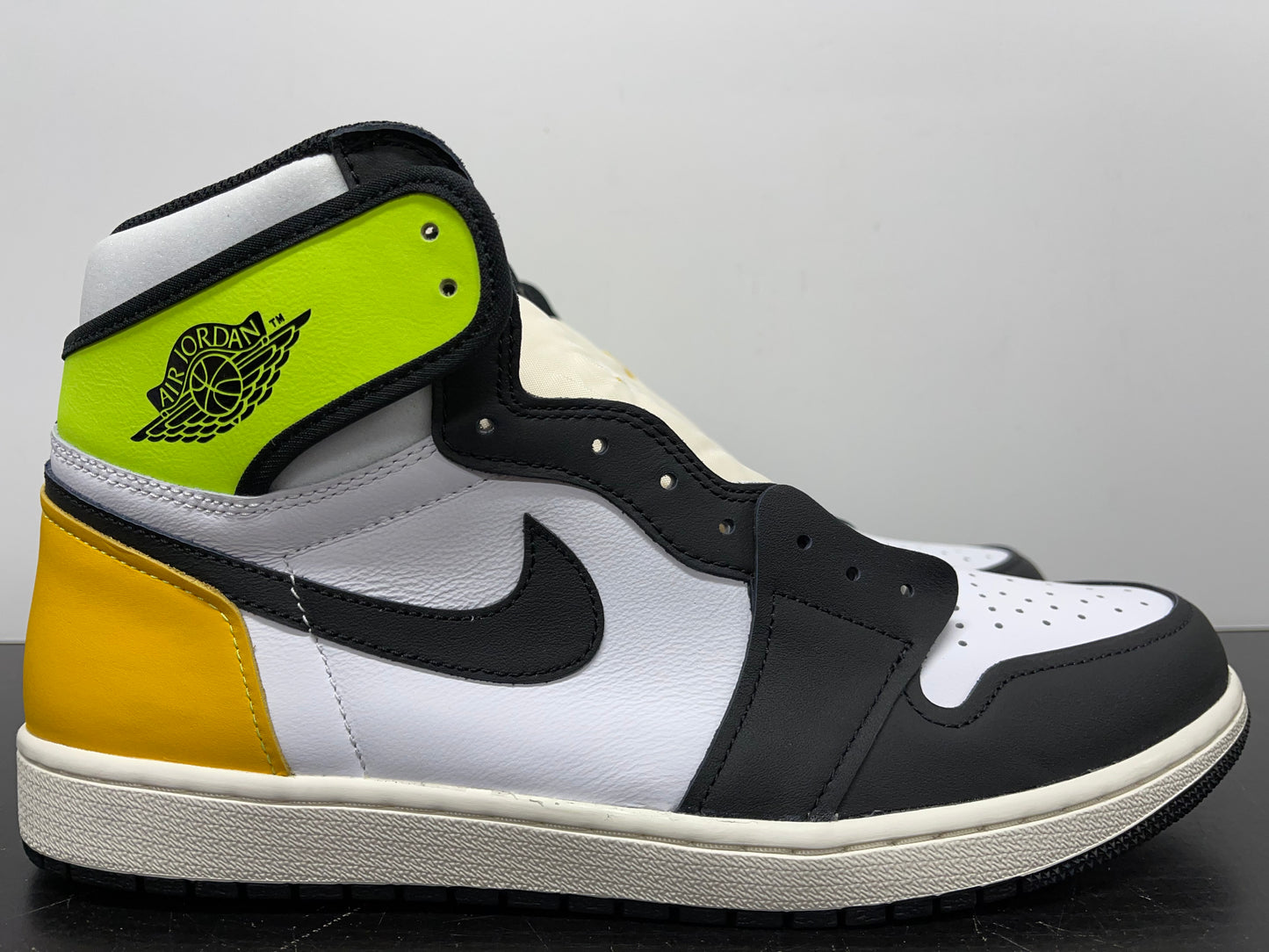 Nike Air Jordan 1 Volt Gold