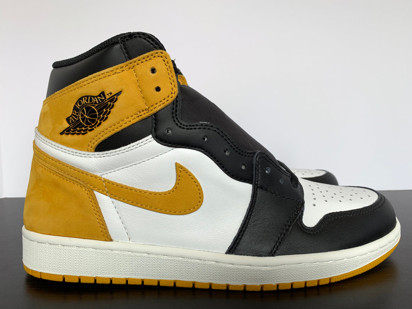 Nike Air Jordan 1 Yellow Ochre Size 10.5