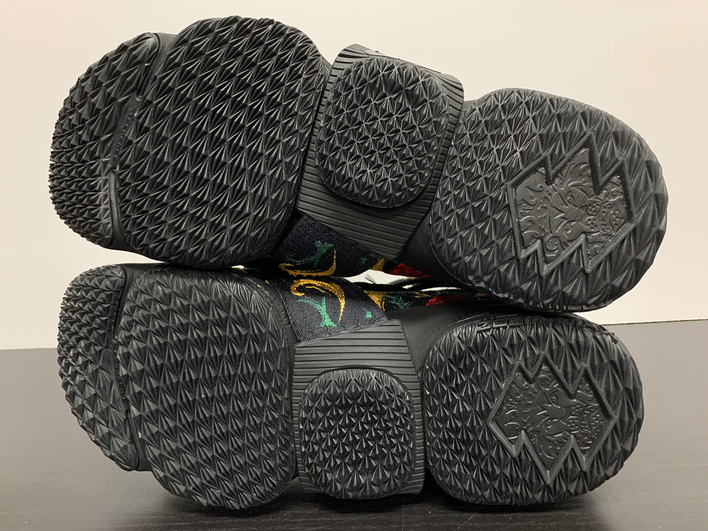 Nike LeBron 15 Lifestyle Kith Kings Crown