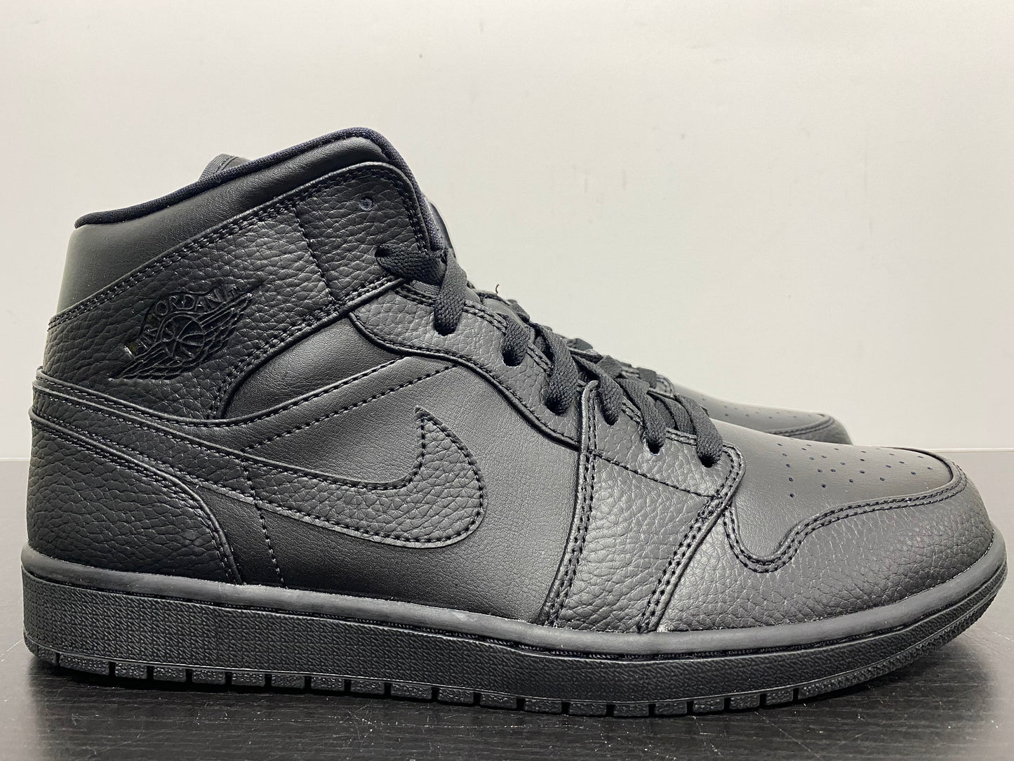 Nike Air Jordan 1 Mid Triple Black