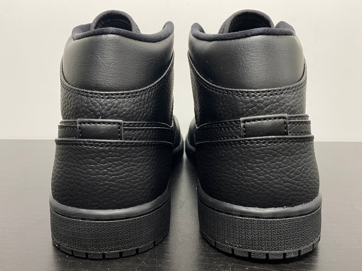 Nike Air Jordan 1 Mid Triple Black