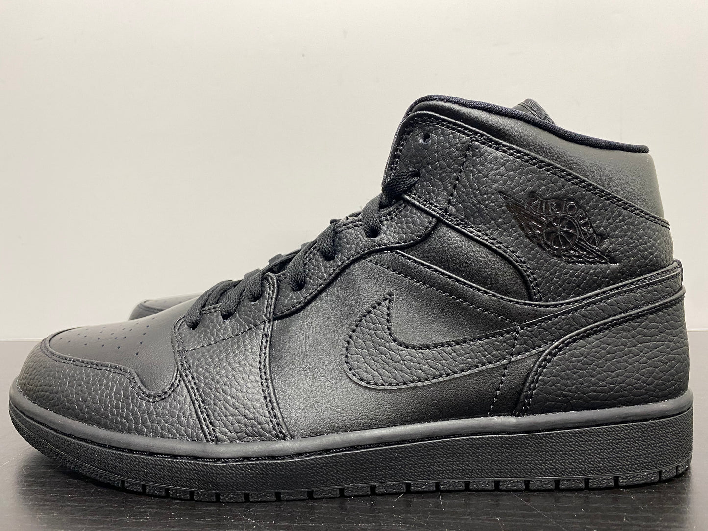 Nike Air Jordan 1 Mid Triple Black