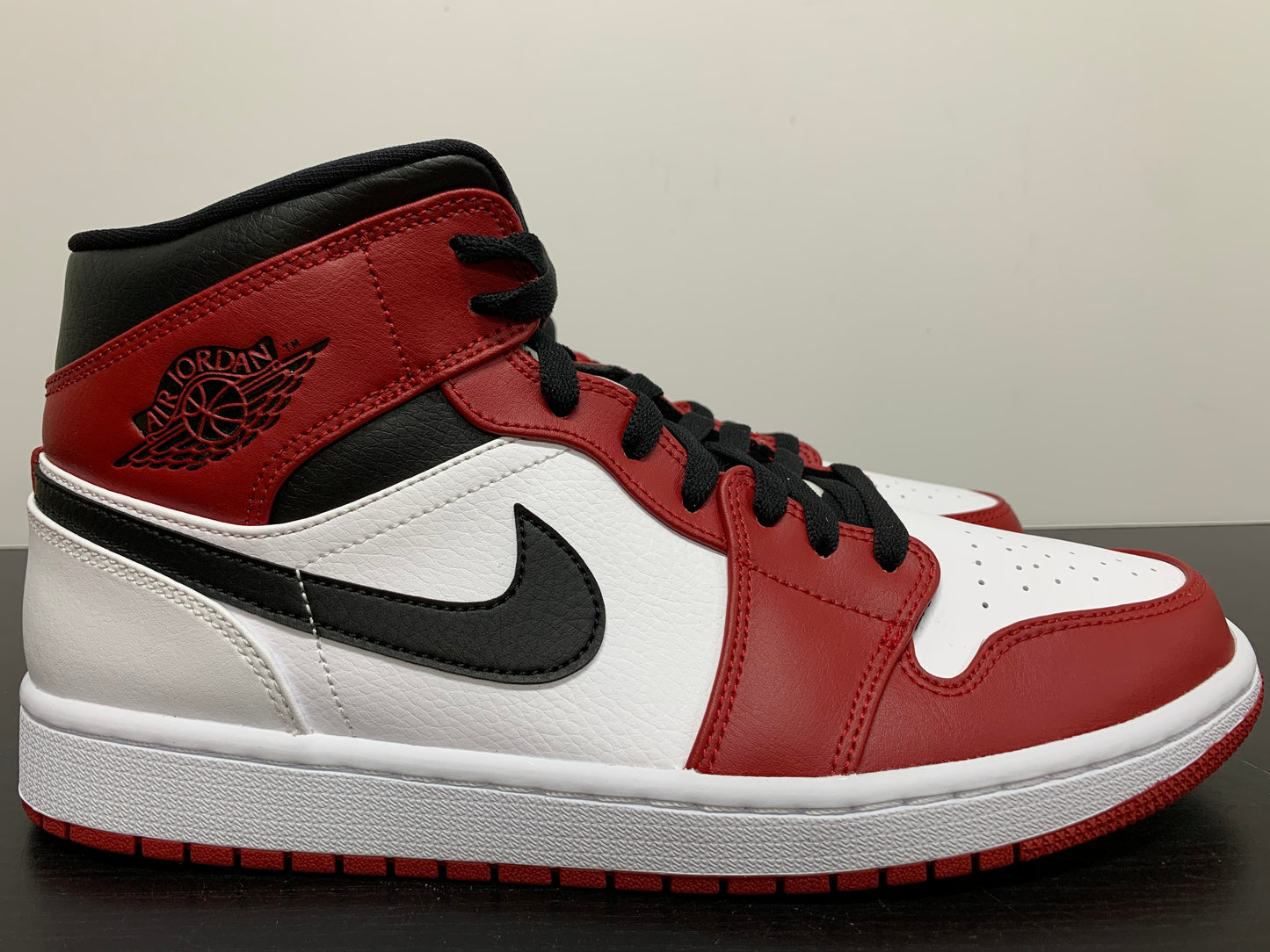 Nike Air Jordan 1 Mid Chicago