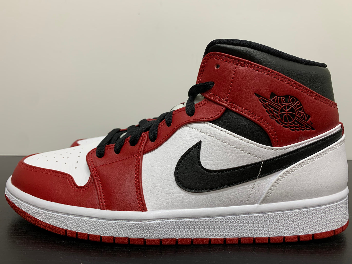 Nike Air Jordan 1 Mid Chicago